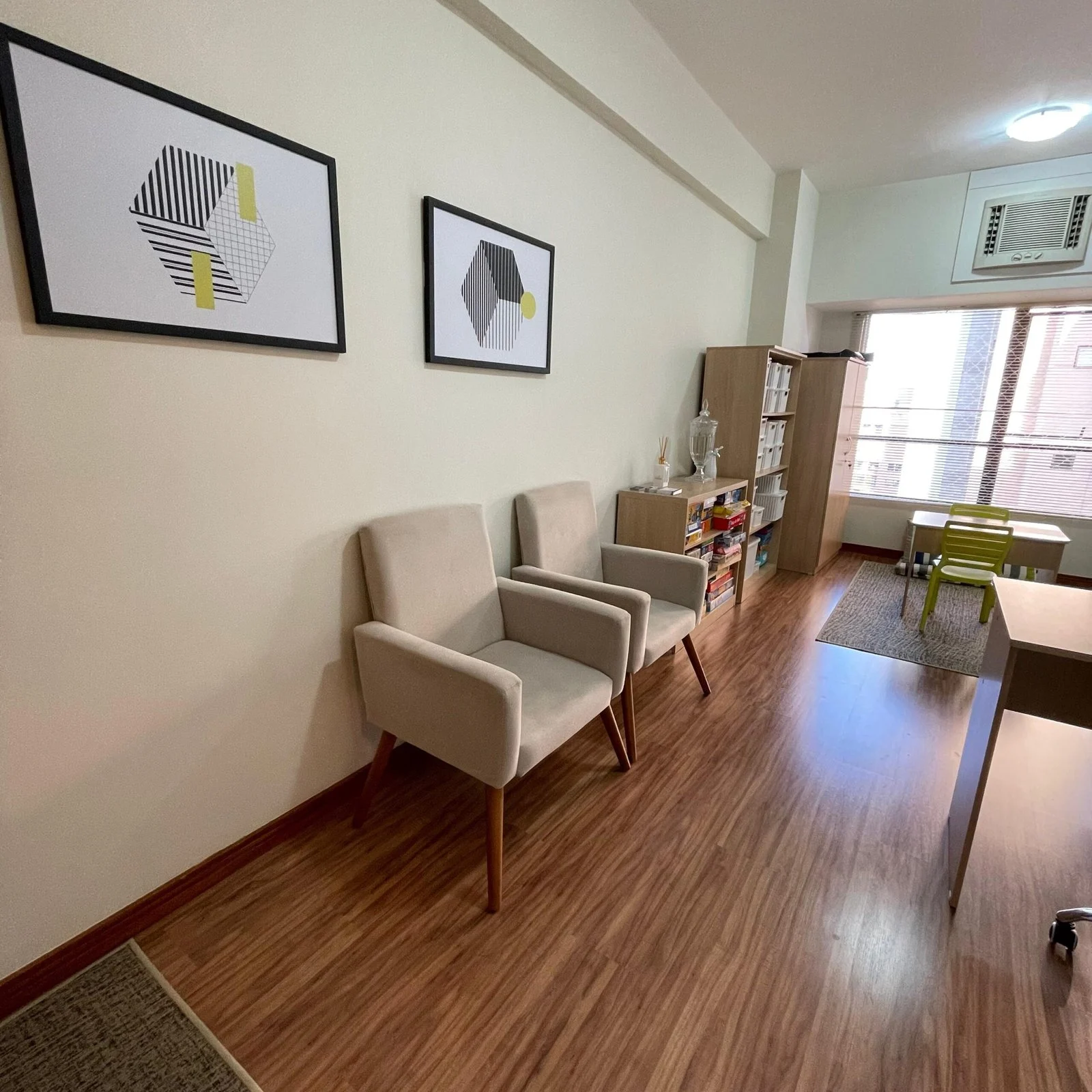 Poltronas e ambiente de atendimento do consultório