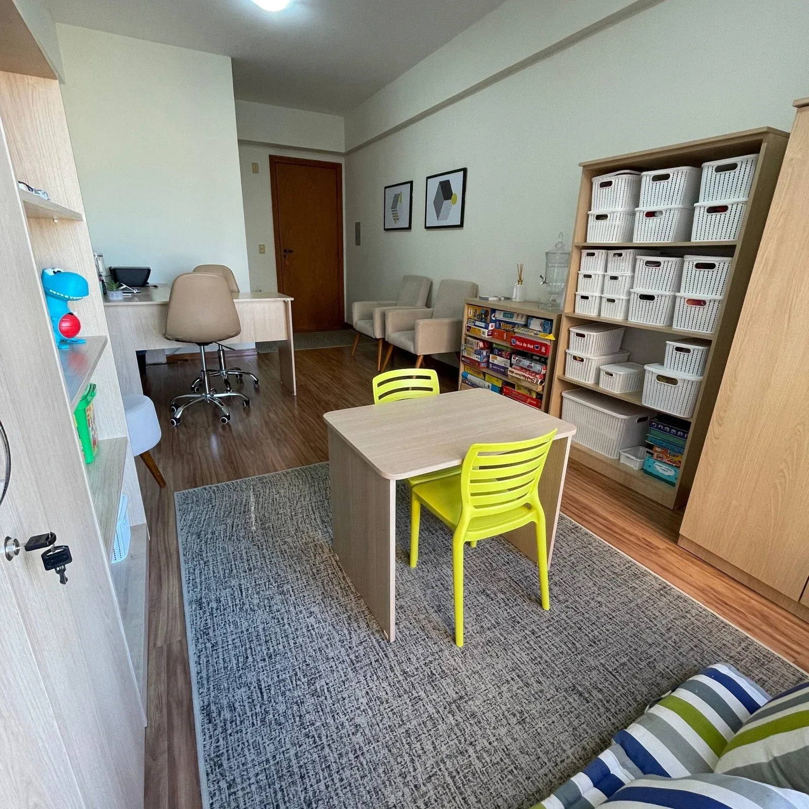 Consultório com mesa infantil, brinquedos e materiais de atendimento