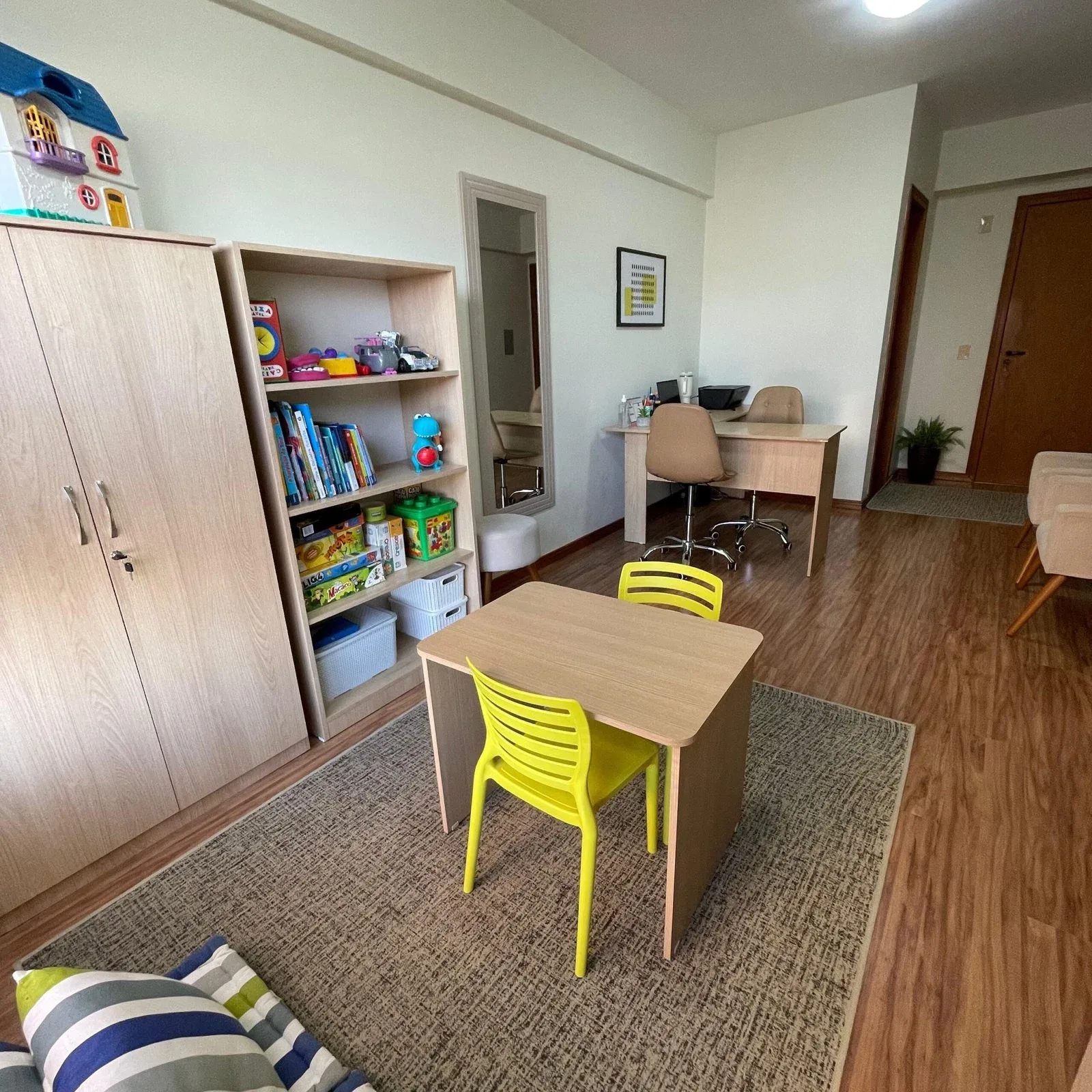Consultório com brinquedos e mesa infantil